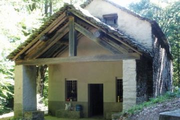 Chiesetta lungo la mulattiera per Meggiana
