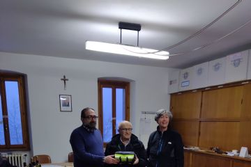 La consegna del defibrillatore in Sala Consiliare (sn. Vice Sindaco Alberto Daffara, centr. Dott. Luigi Colombo, dx. Presidente della Pro Loco Anita Battisti)