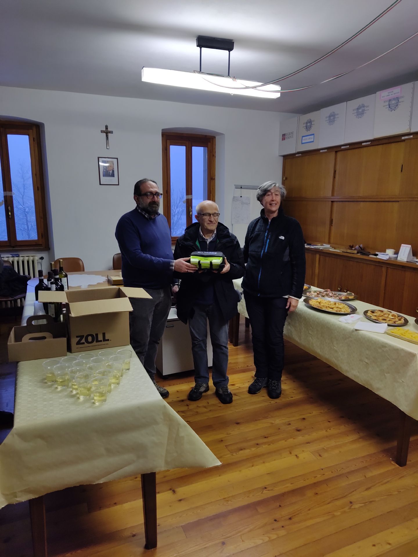 La consegna del defibrillatore in Sala Consiliare (sn. Vice Sindaco Alberto Daffara, centr. Dott. Luigi Colombo, dx. Presidente della Pro Loco Anita Battisti)