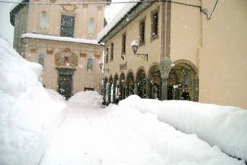 Scorcio della Chiesa e Palazzo sotto una fitta nevicata