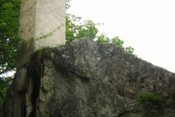 Scorcio del campanile sulla roccia