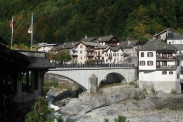 Vista del Ponte sul Fiume Sesia  che collega alla Piazza